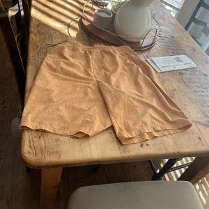 Lulu shorts cut out liner